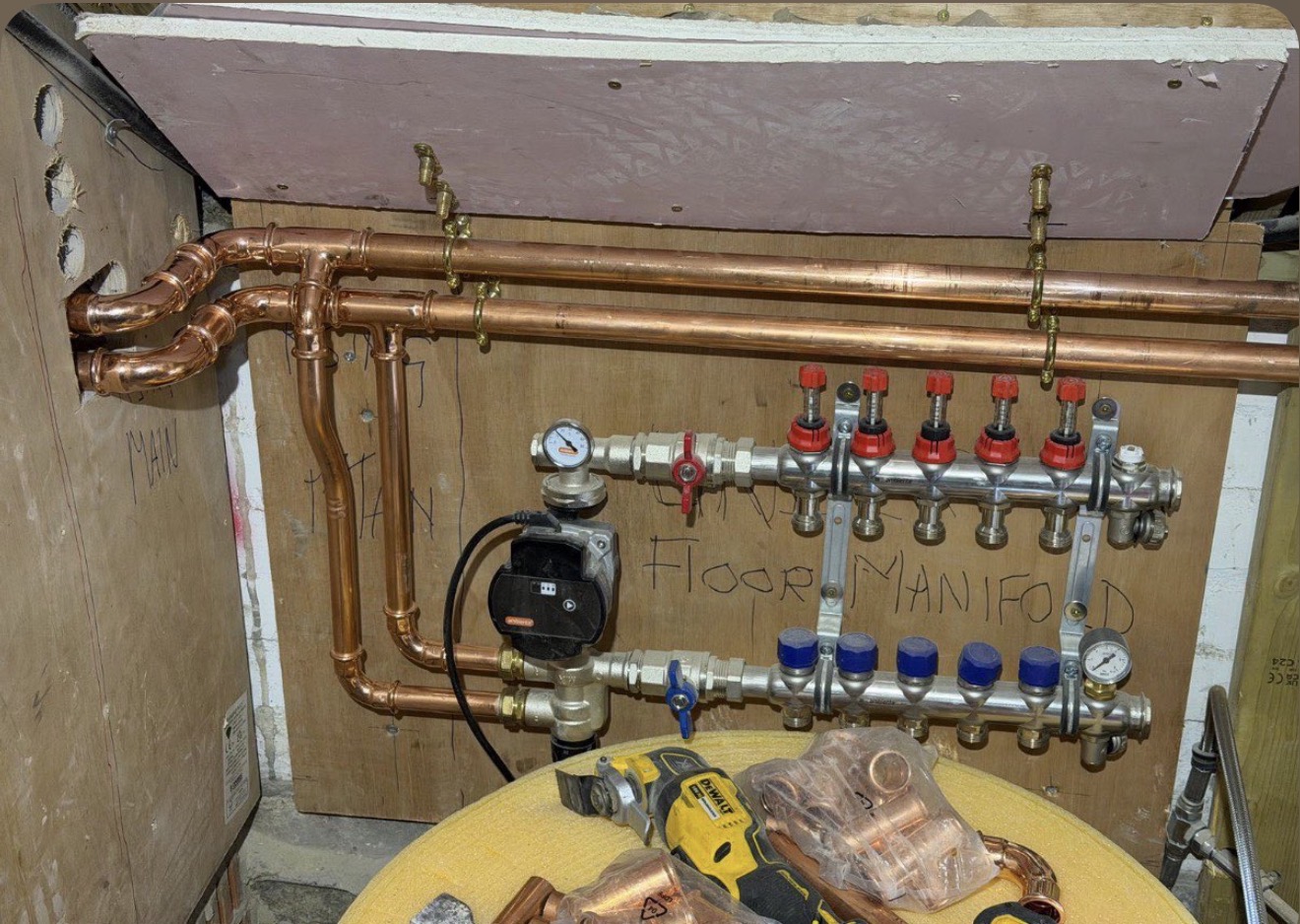 Underfloor heating manifold with copper pipework